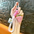 Schattige hars aardbei sleutelhanger met roze polsbandje, stijlvolle tas en autosleutel accessoire. - Roze - Hars Aardbei Hanger