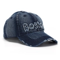 Detalle de gorra de béisbol en mezclilla lavada con bordado BOSTON vintage y deshilachado - Azul Oscuro Muy Lavado (C)