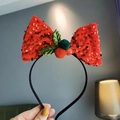 Diadema navideña con un gran lazo de lentejuelas rojas y decoración de acebo verde - Diadema Lazo Lentejuelas Bayas / Rojo
