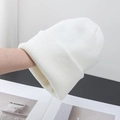 Dettaglio del berretto in maglia bianca con trama a coste verticali e risvolto classico - Taglia Unica/Elastico / Bianco