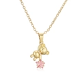 Détail d'un pendentif ours plaqué or avec un zircon étoile rose sur une chaîne fine - Ours Doré + Zircone Rose