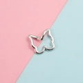 Détail d'un pendentif papillon en argent sur un fond bicolore rose et bleu - Design de Papillon(5#)