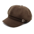 Detailansicht der dunkelbraunen Newsboy-Mütze mit goldener D-Buchstaben-Metallschnalle - M(56-58cm) / Kaffeebraun