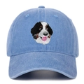 Détail de la broderie de Bouvier Bernois sur la casquette en coton lavé bleu clair - Rose bonbon