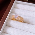 Detalle del anillo dorado vintage con circonita ovalada lavanda y banda texturizada - Estilo de rayas con piedra principal púrpura ovalada / Dorado