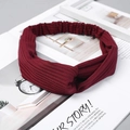 Detail des weinroten Rippstrick-Stirnbands mit Twist-Knoten-Design und Gummizug - Gestricktes Weinrot