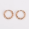 Detalle de pendientes de aro en oro rosa con textura de diamante facetado fino - Oro rosa
