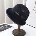Detalle del tejido de punto calado y diseño de ganchillo en el sombrero de lino oscuro - M (56-58cm) / Negro