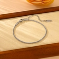 Elegante pulsera de cadena de acero inoxidable plateado en bandeja de terciopelo premium - Color Acero