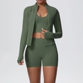 Dettaglio della trama a coste verde oliva sul set da yoga con giacca sportiva e pantaloncini - S / verde oliva