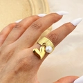 Anello largo placcato oro in acciaio inossidabile con ciondoli a cuore e perla sulla mano - Oro