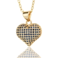 Detalle del collar con colgante de corazón dorado y circonitas azules pavé - Azul