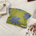 Detailansicht der grünen Vintage-Kosmetiktasche mit blauem Blumenmuster auf weißem Stoff - Grün