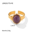 Dettaglio macro di pietra viola ovale incastonata in anello dorato regolabile - Stile Cristallo Viola (JDR201779-PE)