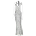 Detailansicht der schimmernden silbernen Pailletten am sexy rückenfreien Neckholder-Abendkleid - L / Silber