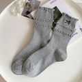Calze grigie stile ballerina con bordi a balze e ricamo a fiocco nero da donna - Taglia unica / Grigio