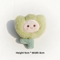 Détail d'une tulipe en peluche de 9x8cm avec visage souriant sur fond en cuir blanc - Vert