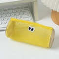 Astuccio giallo in rete cilindrica con occhi ricamati su una scrivania bianca - Giallo