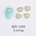 Vue macro de breloque ongle cœur doré 9,5x7mm avec gravure 520 et strass bleu brillant - Style Cœur Numéro 520 Avec Zircon Bleu (A389)