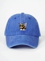 Detalle de gorra de béisbol en denim lavado azul con una abeja de dibujos con gafas de sol - Talla Única (Ajustable) / Azul Real