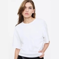 Classica maglietta in cotone bianco a girocollo indossata da un modello in stile minimalista - S / Bianco