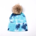 Détail du bonnet en tricot tie-dye bleu avec pompon moelleux en fausse fourrure brune - Tie-Dye Bleu Lac