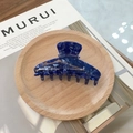 Pince à cheveux en acétate bleu foncé à motif marbré sur un plateau en bois naturel - 8.5cm / Bleu Saphir