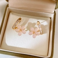 Dettaglio macro di orecchini a fiore rosa con zirconi bianchi su placcatura in oro - Stile Petalo con Bordo in Zircone Pave / Oro-Rosa