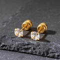 Dettaglio di orecchini a lobo da 4 mm in acciaio dorato con zircone su pietra nera - 4mm / Oro
