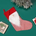 Calza di Natale con gnomo dalla barba bianca e motivo a righe rosse su sfondo verde - Rosso