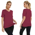Vista fronte e retro di una t-shirt bordeaux con scollo a V e dettagli spacco laterale - Borgogna