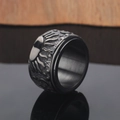 Detalle de anillo giratorio vintage con relieve solar y textura de metal martillado - US 7 / Negro
