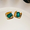 Dettaglio di orecchini vintage dorati con gemme verde smeraldo su vassoio bianco - Orecchino con perno in argento sterling 925 - Oro - Verde