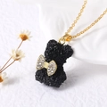 Dettaglio della collana placcata oro con ciondolo a forma di orso nero e fiocco lucido - Nero