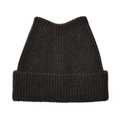 Detalle del gorro de punto acanalado gris oscuro con orejas de gato para invierno 2025 - Verde Militar