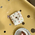 Mini astuccio in tela crema con fiori e orsetto, chiusura a scatto e gancio viola - Motivo Floreale Con Orsetto (44113)