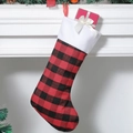 Schwarz-rot karierter Weihnachtsstrumpf am Kamin mit Geschenkkarton für die Feiertage - Standard Schwarz-Rot-Karo / 24x46CM