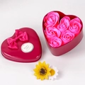 Herzförmige rote Metallbox mit sechs rosa Seifenrosen und einer rosa Satinschleife - 6 Stück / Ganz Rosarot