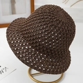 Dettaglio di un cappello a secchiello marrone scuro all'uncinetto con trama traforata - Caffè Scuro