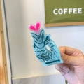 Simpatica molletta per capelli in acetato blu ghiaccio a forma di pesce e cuore - Pesce Koi con Cuore