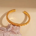 Détail du bracelet ouvert plaqué or 24K avec lettres gothiques en zircon sur pierre - Lettre d'or (Plaqué Or Véritable)
