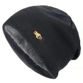 Dettaglio del berretto in maglia nero con fodera in pile grigio e fibbia in pelle metallica - L(58-60cm) / Grigio