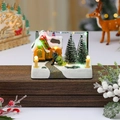 Detailansicht der leuchtenden LED-Weihnachtshütte mit Miniatur-Tannen und Spieluhr - Puppen-Stil
