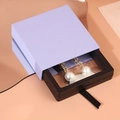 Hellila Schmuckschatulle mit schwarzem PE-Folienrahmen und praktischer Schublade - Elegantes Lila-7x7x2cm