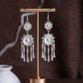Dettaglio di orecchini etnici in argento con motivi floreali e nappe coniche - E4777 (Nappa Filigrana Vintage) / Argento