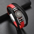 Nahaufnahme des mehrlagigen rot-schwarzen Lederarmbands mit Metallanker und Verschluss - Rot Schwarz