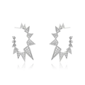 Detailweergave van zilveren spike oorringen met pavé kristallen en geometrisch design - Witte Zirconia (Zilverkleur)