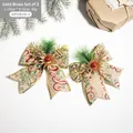 Set di 2 fiocchi di Natale con pigne dorate e bacche rosse per decorazioni festive - Fiocco Fantasia Floreale Set da 2