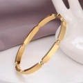 Pulsera de acero inoxidable bañada en oro de 18k con eslabones cuadrados y strass brillantes - Dorado
