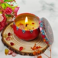 Candela profumata in latta mandala rossa con petali secchi e base in legno - Cacao